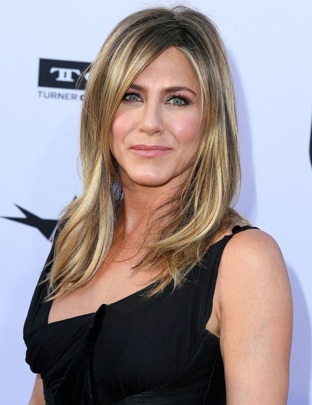 Jennifer Aniston spent more than $1 million on plastic surgery to get back with her ex-husband Brad Pitt? - Photo 1.