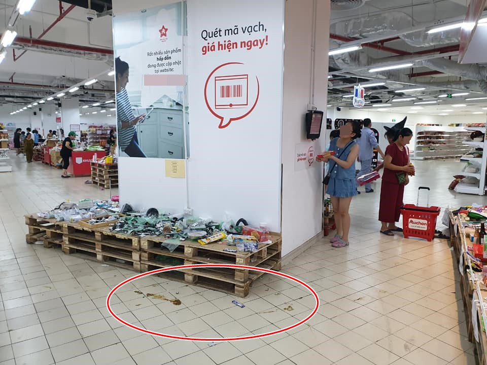 Sốc: Hết bày bừa, ăn vụng đồ khắp siêu thị Auchan, phụ huynh vô ý thức còn cho con ị ra sàn - Ảnh 2.