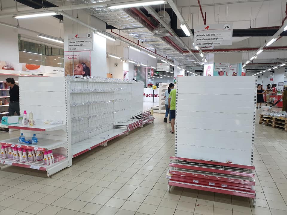 Sốc: Hết bày bừa, ăn vụng đồ khắp siêu thị Auchan, phụ huynh vô ý thức còn cho con ị ra sàn - Ảnh 3.