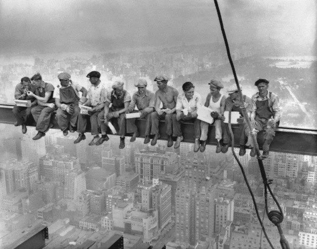 Sự thật về bức ảnh “Bữa trưa trên tòa nhà chọc trời  nổi tiếng gần 9 thập kỷ từng khiến nhiều người đứng tim khi nhìn  - Ảnh 1.