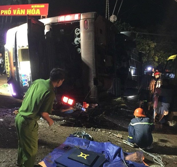 Đồng Nai: Kinh hoàng xe khách đang chạy bất ngờ lật ngang đè trúng xe máy, 19 người thương vong - Ảnh 3.