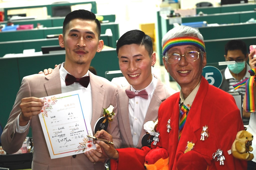 Đài Loan vừa hợp pháp hóa hôn nhân đồng tính đã có ngay 2 nam thần cầm tay nhau đến đăng ký kết hôn  - Ảnh 1.