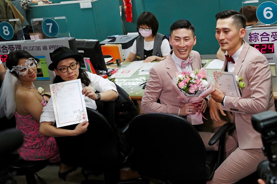 Đài Loan vừa hợp pháp hóa hôn nhân đồng tính đã có ngay 2 nam thần cầm tay nhau đến đăng ký kết hôn  - Ảnh 7.
