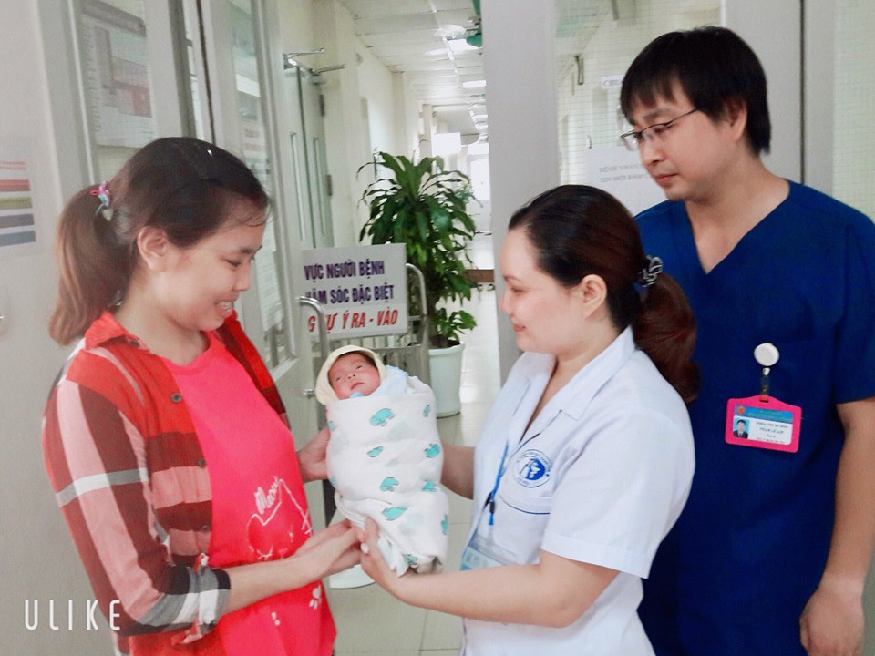 Giọt nước mắt hạnh phúc của người mẹ: Sau 55 ngày nỗ lực, bé sinh non 900 gram, nhiễm trùng huyết đã được ra viện - Ảnh 2.