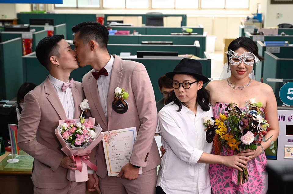 Đài Loan vừa hợp pháp hóa hôn nhân đồng tính đã có ngay 2 nam thần cầm tay nhau đến đăng ký kết hôn  - Ảnh 2.