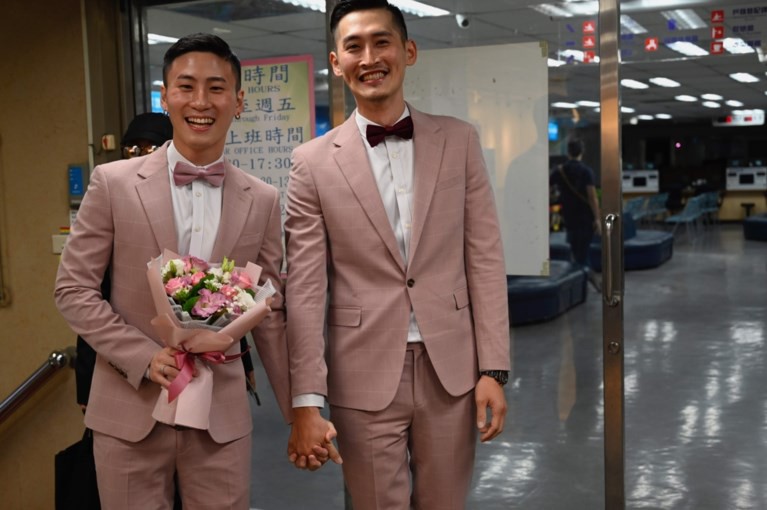 Đài Loan vừa hợp pháp hóa hôn nhân đồng tính đã có ngay 2 nam thần cầm tay nhau đến đăng ký kết hôn  - Ảnh 6.