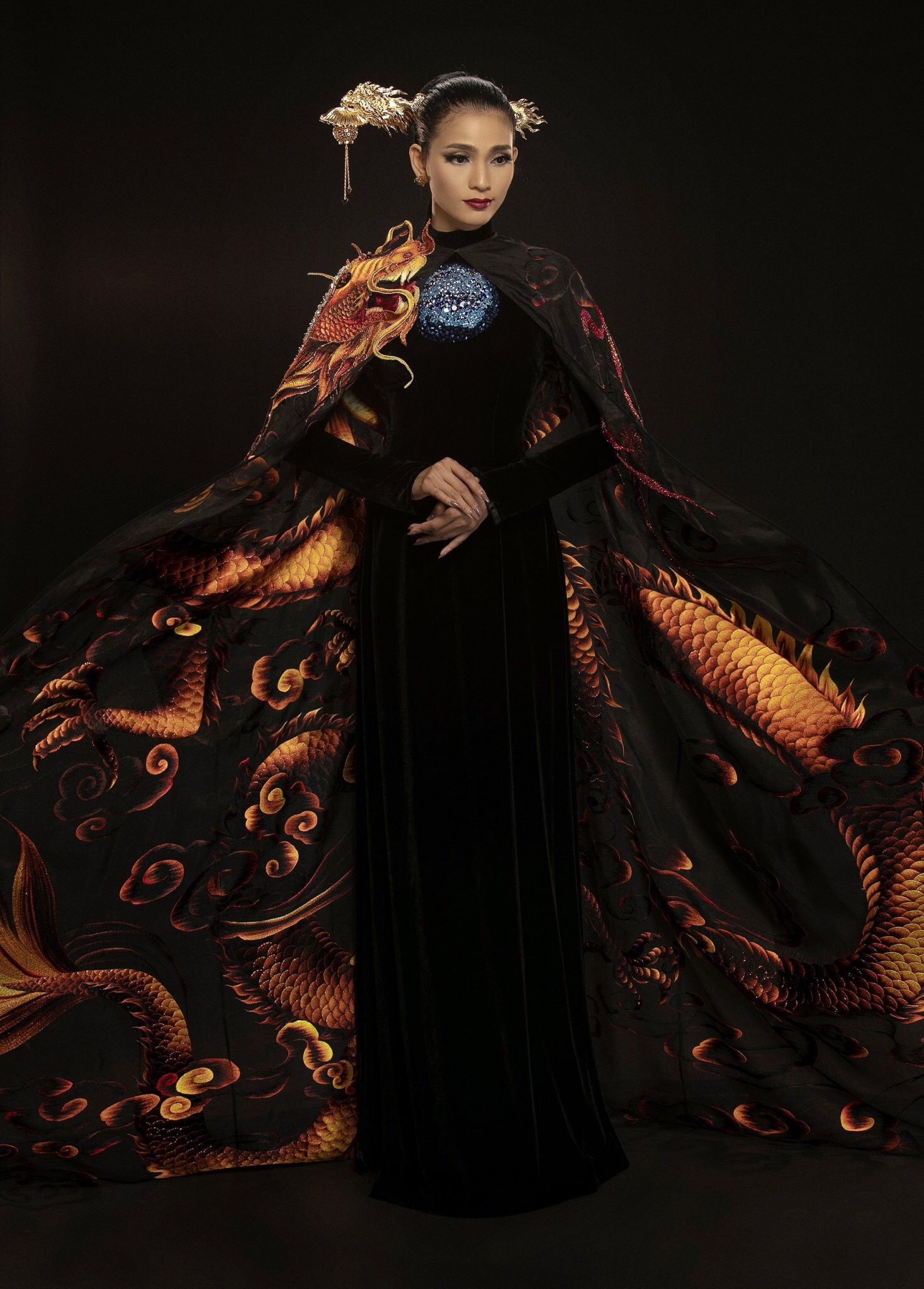 Cận cảnh bộ áo dài giúp Trương Thị May gây ấn tượng sau màn xuất hiện phô phang của Ngọc Trinh tại Cannes 2019  - Ảnh 1.