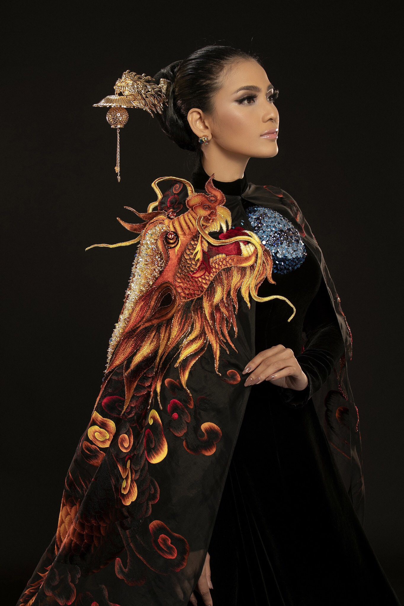 Cận cảnh bộ áo dài giúp Trương Thị May gây ấn tượng sau màn xuất hiện phô phang của Ngọc Trinh tại Cannes 2019  - Ảnh 2.