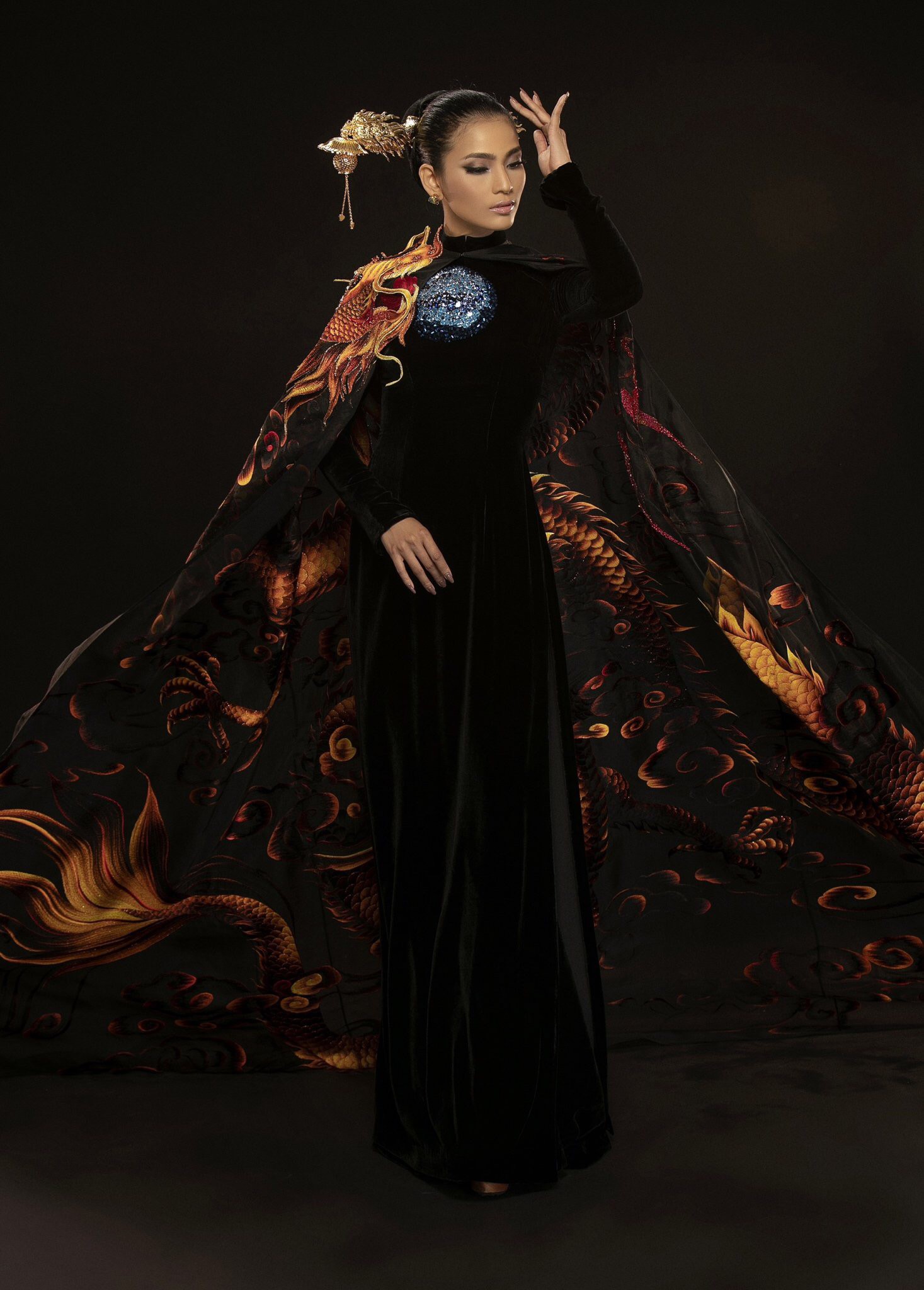 Cận cảnh bộ áo dài giúp Trương Thị May gây ấn tượng sau màn xuất hiện phô phang của Ngọc Trinh tại Cannes 2019  - Ảnh 3.