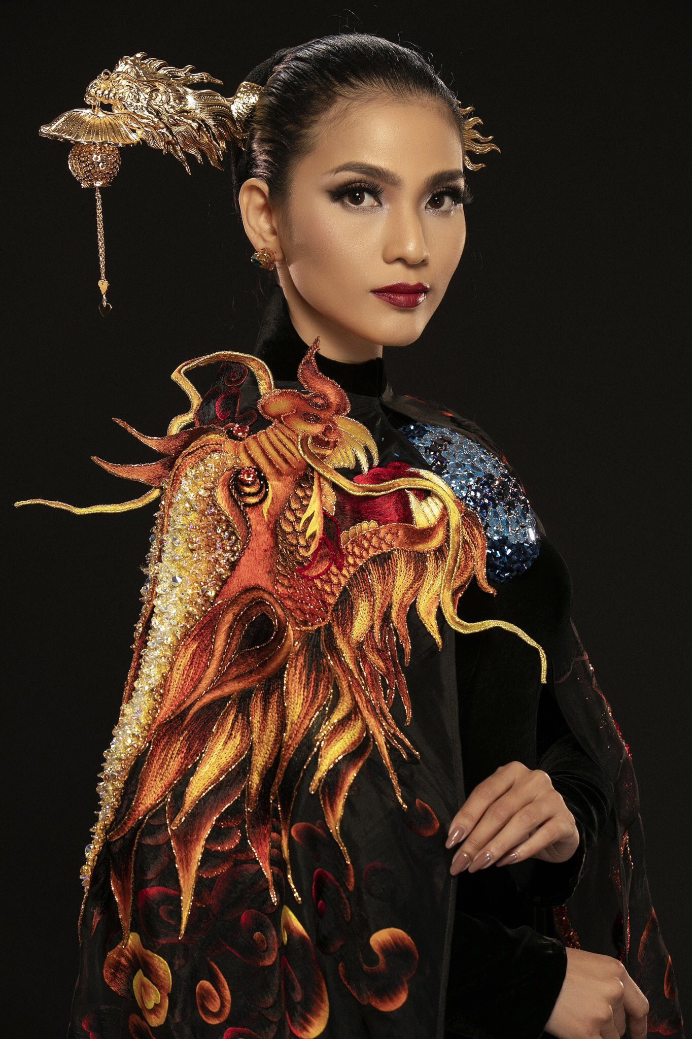 Cận cảnh bộ áo dài giúp Trương Thị May gây ấn tượng sau màn xuất hiện phô phang của Ngọc Trinh tại Cannes 2019  - Ảnh 6.