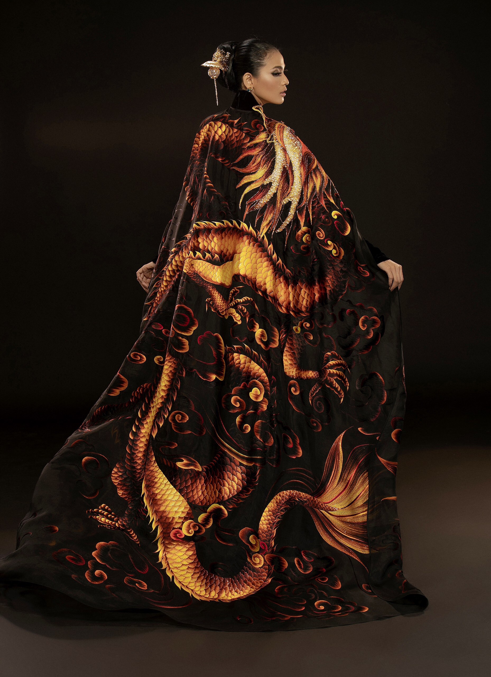 Cận cảnh bộ áo dài giúp Trương Thị May gây ấn tượng sau màn xuất hiện phô phang của Ngọc Trinh tại Cannes 2019  - Ảnh 11.