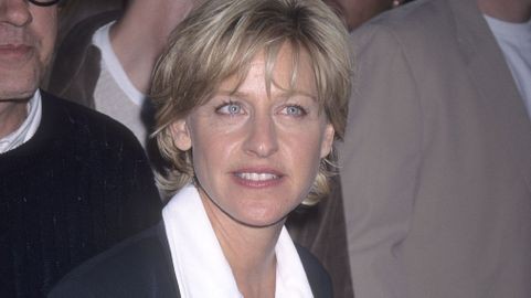 Nữ MC đồng tính thành danh nhất thế giới Ellen DeGeneres: Từng làm đủ nghề để kiếm sống, bị cha dượng lạm dụng tình dục - Ảnh 3. Nữ MC đồng tính thành danh nhất thế giới Ellen DeGeneres: Từng làm đủ nghề để kiếm sống, bị cha dượng lạm dụng tình dục - Ảnh 3.