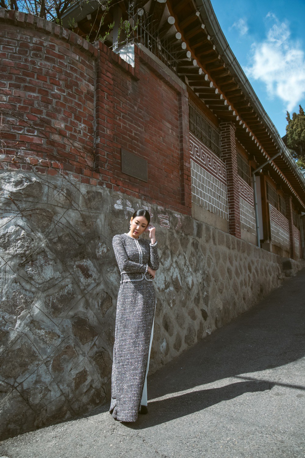 Hoa hậu Hà Kiều Anh diện áo dài khoe dáng giữa phố cổ Hàn Quốc - Ảnh 5.