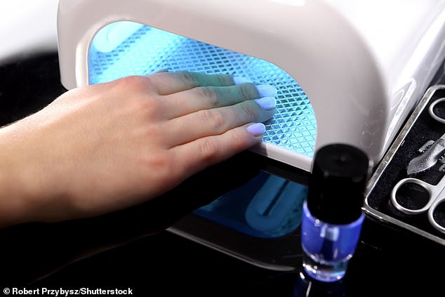 Chuyên gia lý giải thực hư vụ sơn móng tay dạng gel gây ung thư da và những người có nguy cơ ung thư cao nhất - Ảnh 1.