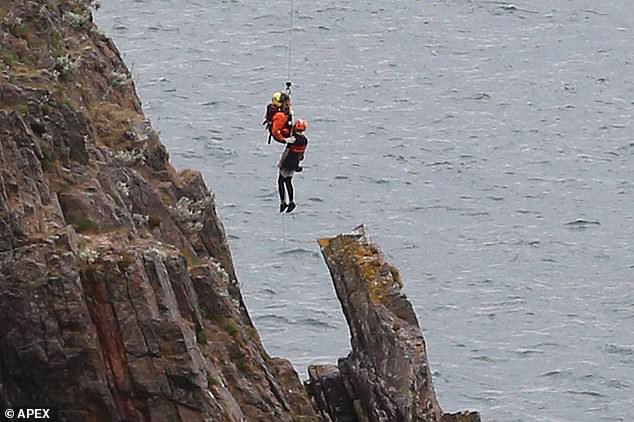 Nín thở với cảnh tượng giải cứu hai cậu bé 12 tuổi đứng cheo leo trên vách đá sát biển sâu - Ảnh 3.