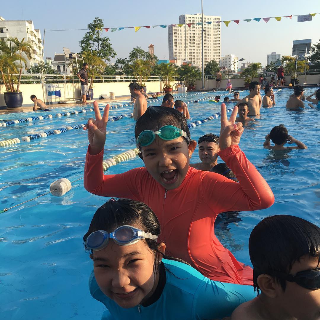 1/6 chưa biết đưa con đi đâu, phụ huynh Sài Gòn có thể tham khảo top 4 bể bơi thích hợp cho trẻ em này - Ảnh 12.