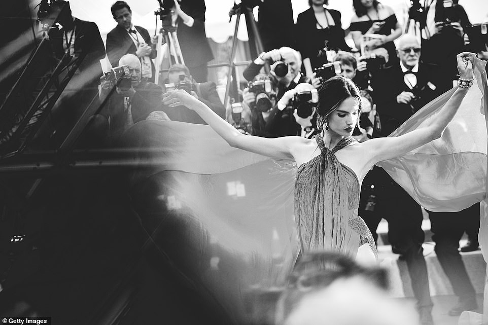 Top khoảnh khắc đắt giá nhất Cannes 2019: Dàn mỹ nhân 9X bất ngờ chiếm đa số, Selena và cặp đôi Brooklyn ấn tượng mạnh - Ảnh 15.