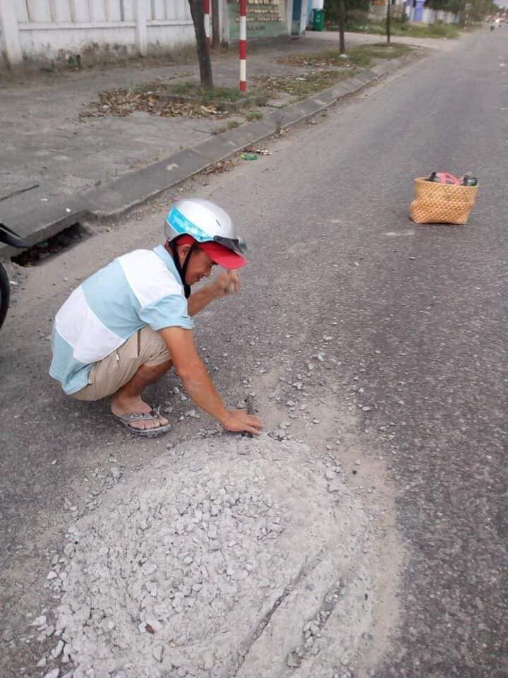 Hì hục đục mảng bê tông bám trên đường vì sợ người khác bị tai nạn, người đàn ông ở Đà Nẵng gây sốt MXH - Ảnh 4.
