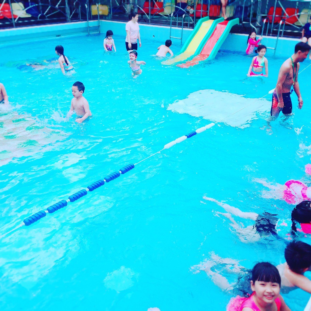 1/6 chưa biết đưa con đi đâu, phụ huynh Sài Gòn có thể tham khảo top 4 bể bơi thích hợp cho trẻ em này - Ảnh 5.