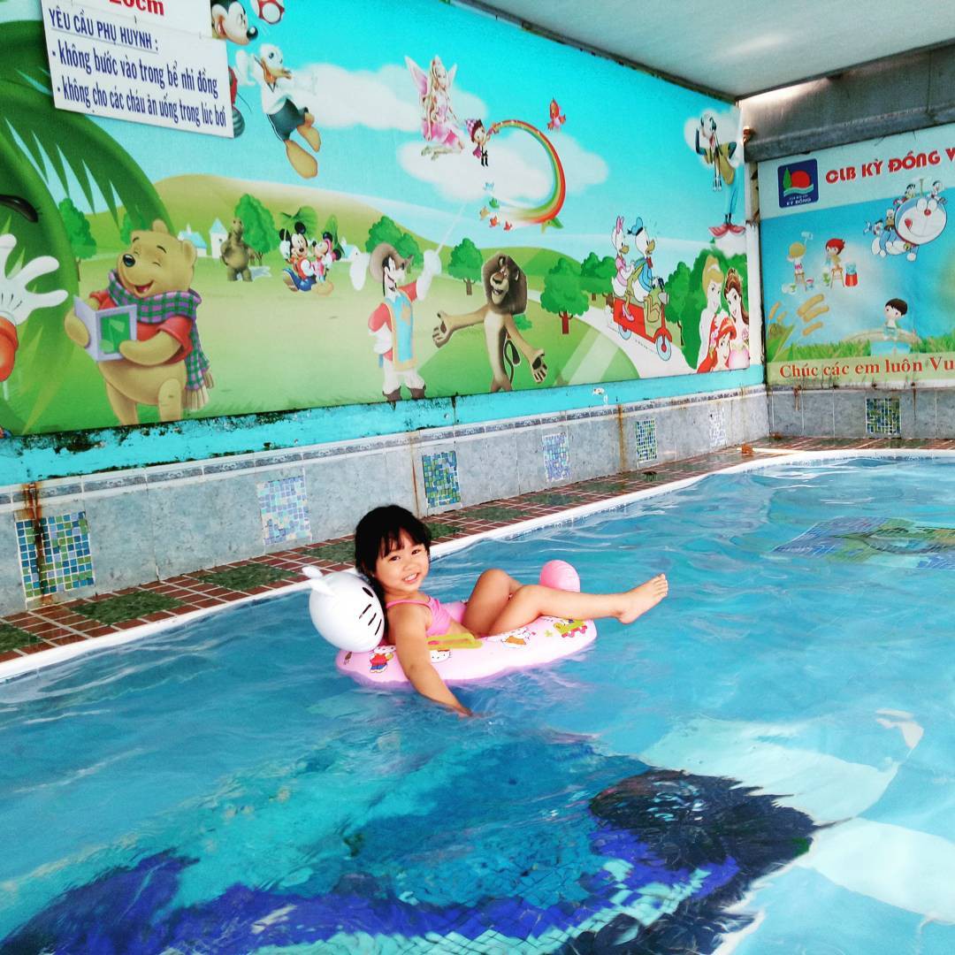 1/6 chưa biết đưa con đi đâu, phụ huynh Sài Gòn có thể tham khảo top 4 bể bơi thích hợp cho trẻ em này - Ảnh 6.