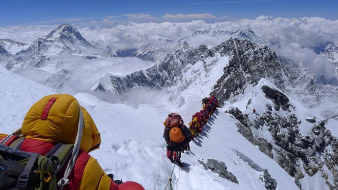 Sự thật kinh hoàng đằng sau tấm hình tắc đường trên đỉnh Everest đang gây sốc truyền thông quốc tế - Ảnh 3.