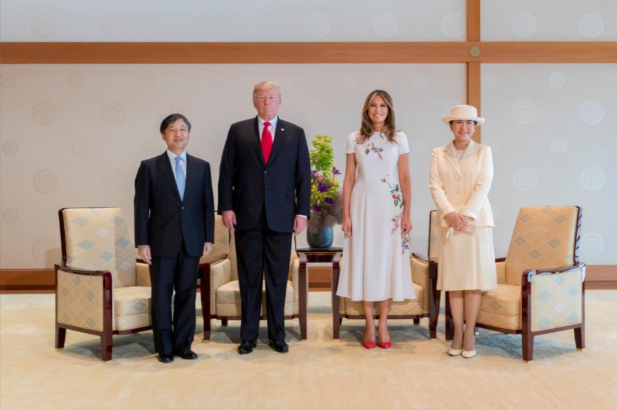 Bà Melania Trump diện đầm trăm triệu thời thượng, đối lập hoàn toàn với Hoàng hậu Masako và Đệ nhất phu nhân Aki Abe - Ảnh 2.