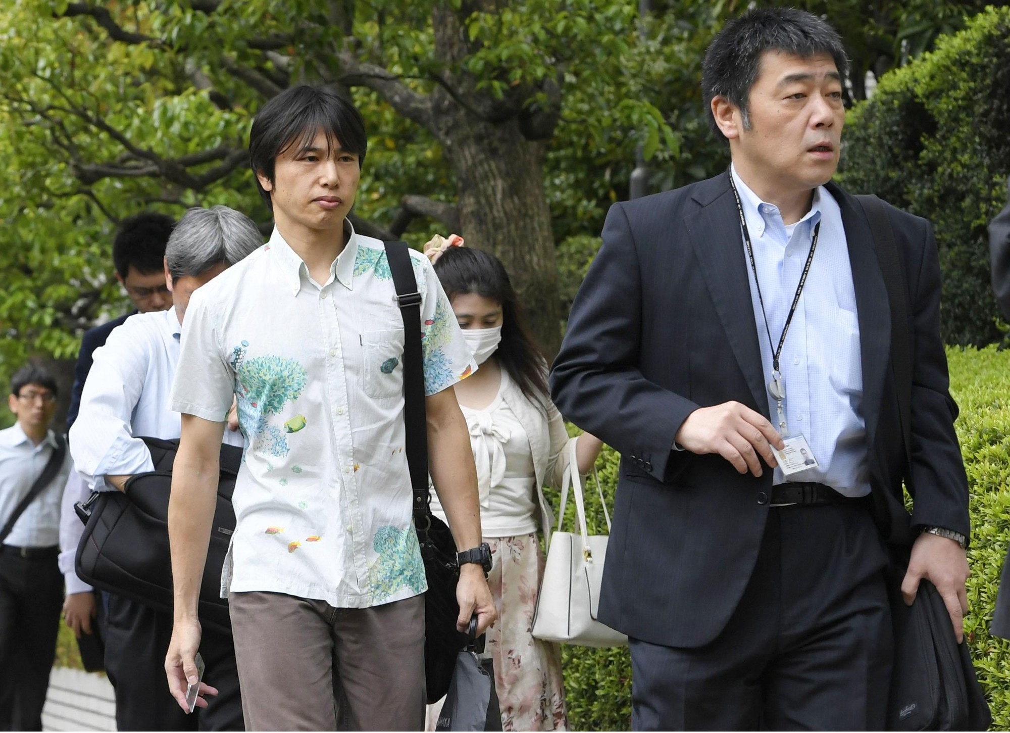 Dân công sở Nhật Bản rủ nhau ăn mặc mát mẻ đi làm, lý do đằng sau khiến cả thế giới nể phục - Ảnh 4.