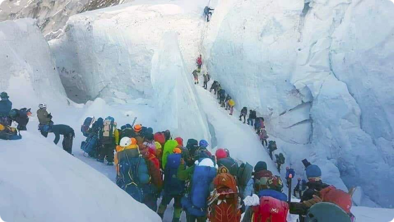 Sự thật kinh hoàng đằng sau tấm hình tắc đường trên đỉnh Everest đang gây sốc truyền thông quốc tế - Ảnh 2.