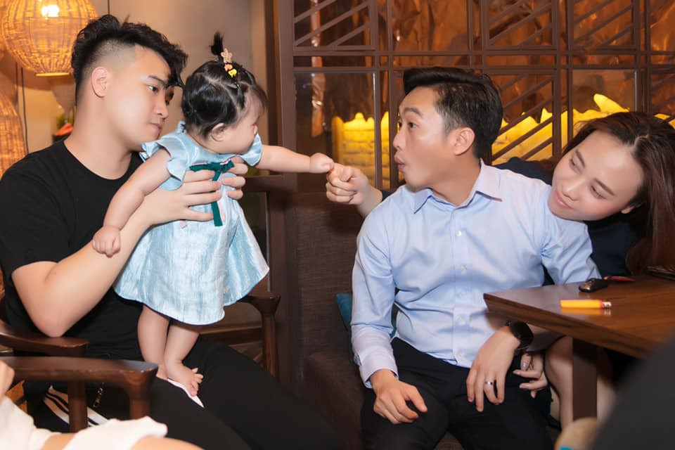 Đàm Thu Trang quyết giấu bụng khi xuất hiện cùng Cường Đô La trong tiệc sinh nhật con trai Pông Chuẩn - Ảnh 2.