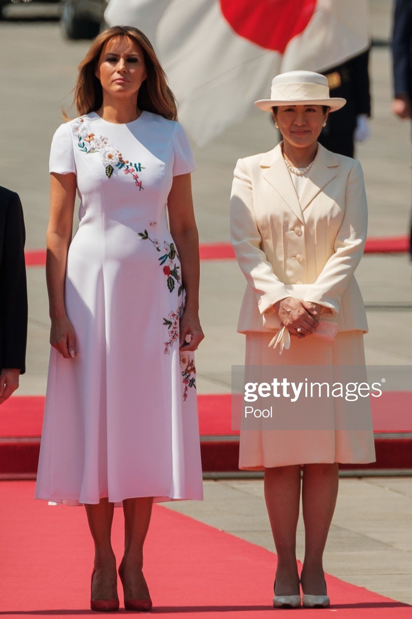 Bà Melania Trump diện đầm trăm triệu thời thượng, đối lập hoàn toàn với Hoàng hậu Masako và Đệ nhất phu nhân Aki Abe - Ảnh 4.
