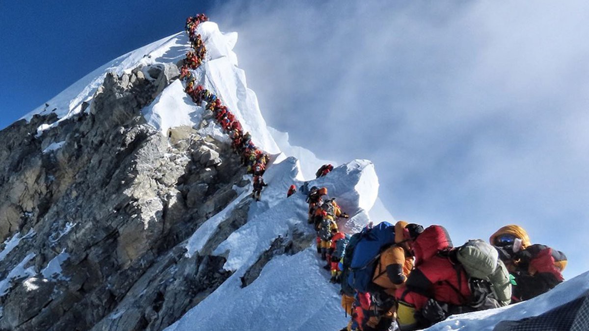 Bức ảnh mới về đỉnh núi Everest khiến nhiều người chết lặng: Trên đường theo đuổi giấc mơ, dưới đôi chân của ta lại là thi thể vô hồn của người khác - Ảnh 3.