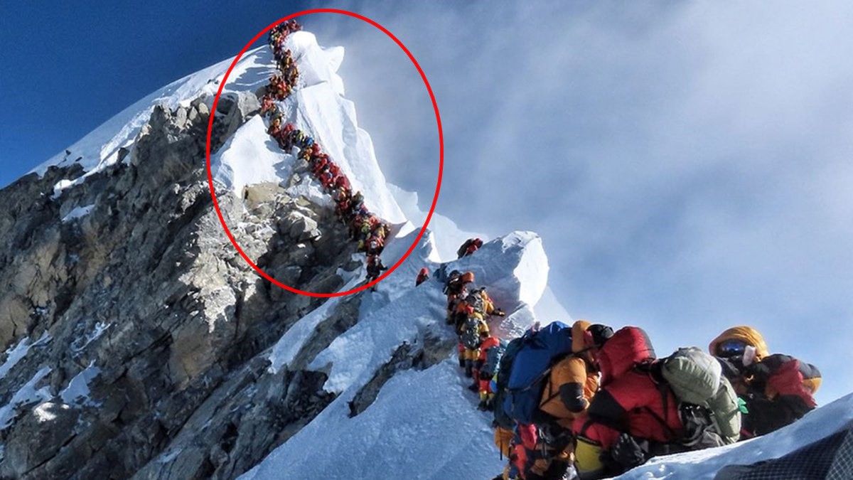 Sự thật kinh hoàng đằng sau tấm hình tắc đường trên đỉnh Everest đang gây sốc truyền thông quốc tế - Ảnh 1.