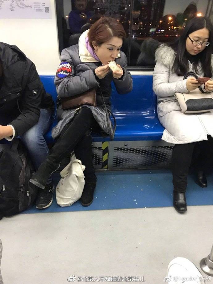 Chùm ảnh gây sốt MXH Trung Quốc: Cô dì chú bác ăn uống tự nhiên rồi xả rác trên tàu điện ngầm như ở nhà khiến ai cũng bức xúc - Ảnh 2.