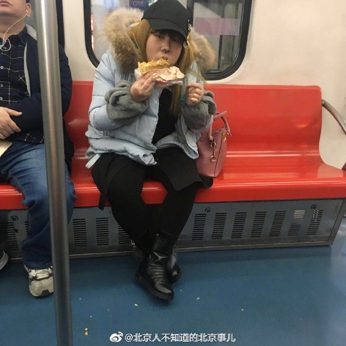 Chùm ảnh gây sốt MXH Trung Quốc: Cô dì chú bác ăn uống tự nhiên rồi xả rác trên tàu điện ngầm như ở nhà khiến ai cũng bức xúc - Ảnh 5.