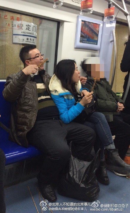 Chùm ảnh gây sốt MXH Trung Quốc: Cô dì chú bác ăn uống tự nhiên rồi xả rác trên tàu điện ngầm như ở nhà khiến ai cũng bức xúc - Ảnh 6.
