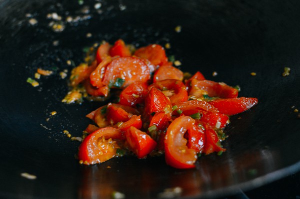5 phút làm trứng xào cà chua là có bữa tối ngon miễn bàn - Ảnh 3.