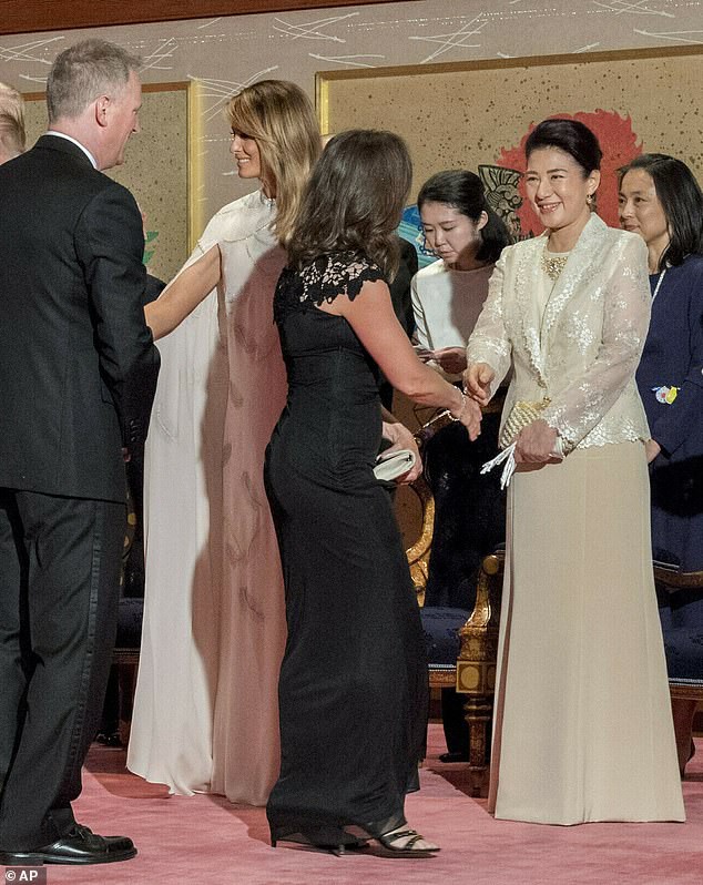 Bà Melania Trump đang cố học theo phong cách Hoàng gia của công nương Kate và Meghan khi tới Nhật Bản? - Ảnh 2.
