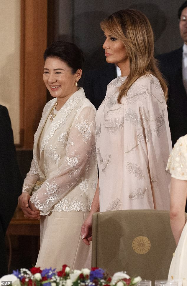 Bà Melania Trump đang cố học theo phong cách Hoàng gia của công nương Kate và Meghan khi tới Nhật Bản? - Ảnh 3.