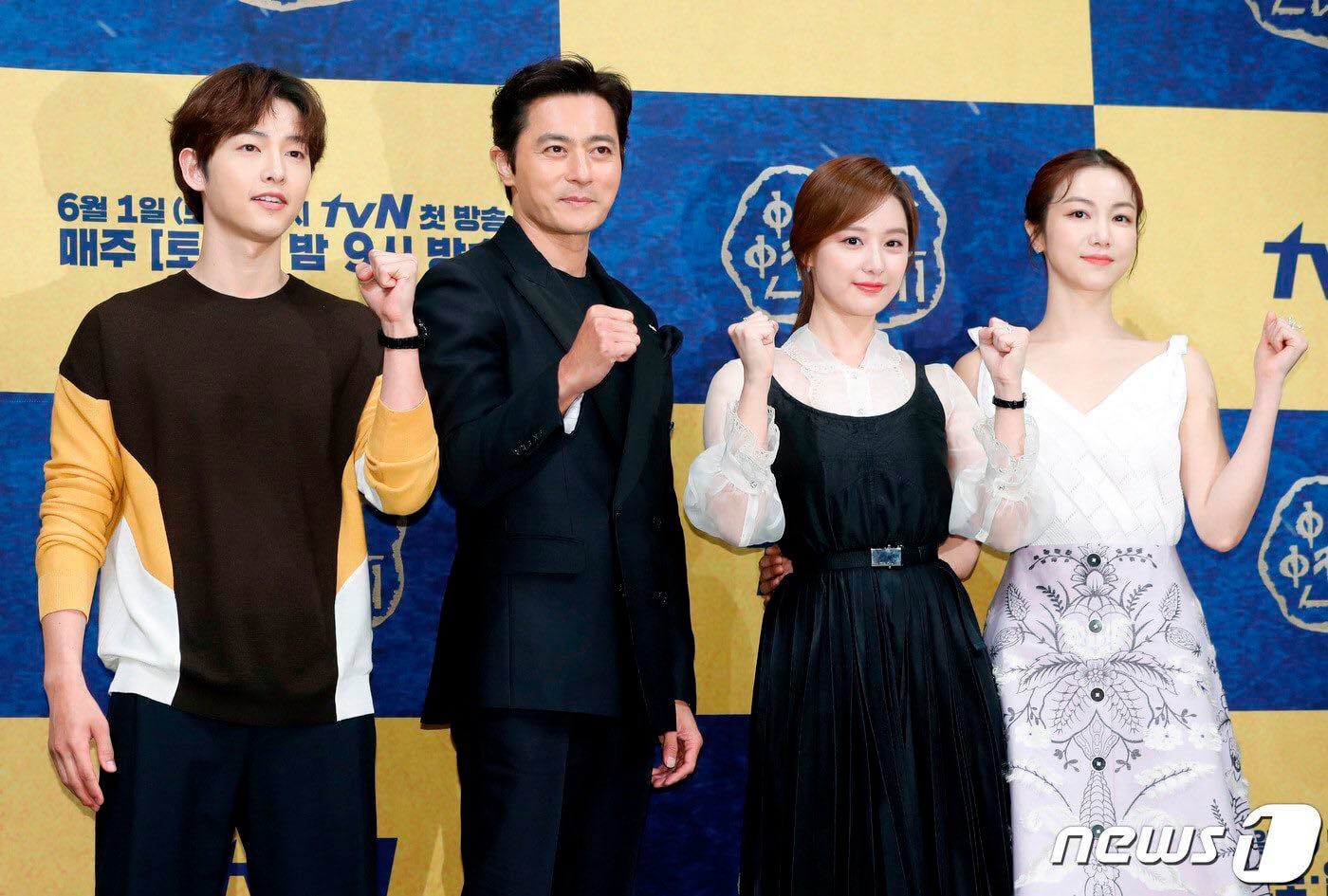 Dính nghi án ngoại tình với Kim Ok Bin, Song Joong Ki hạn chế đứng gần cô trong họp báo - Ảnh 3. Dính nghi án ngoại tình với Kim Ok Bin, Song Joong Ki hạn chế đứng gần cô trong họp báo - Ảnh 3.