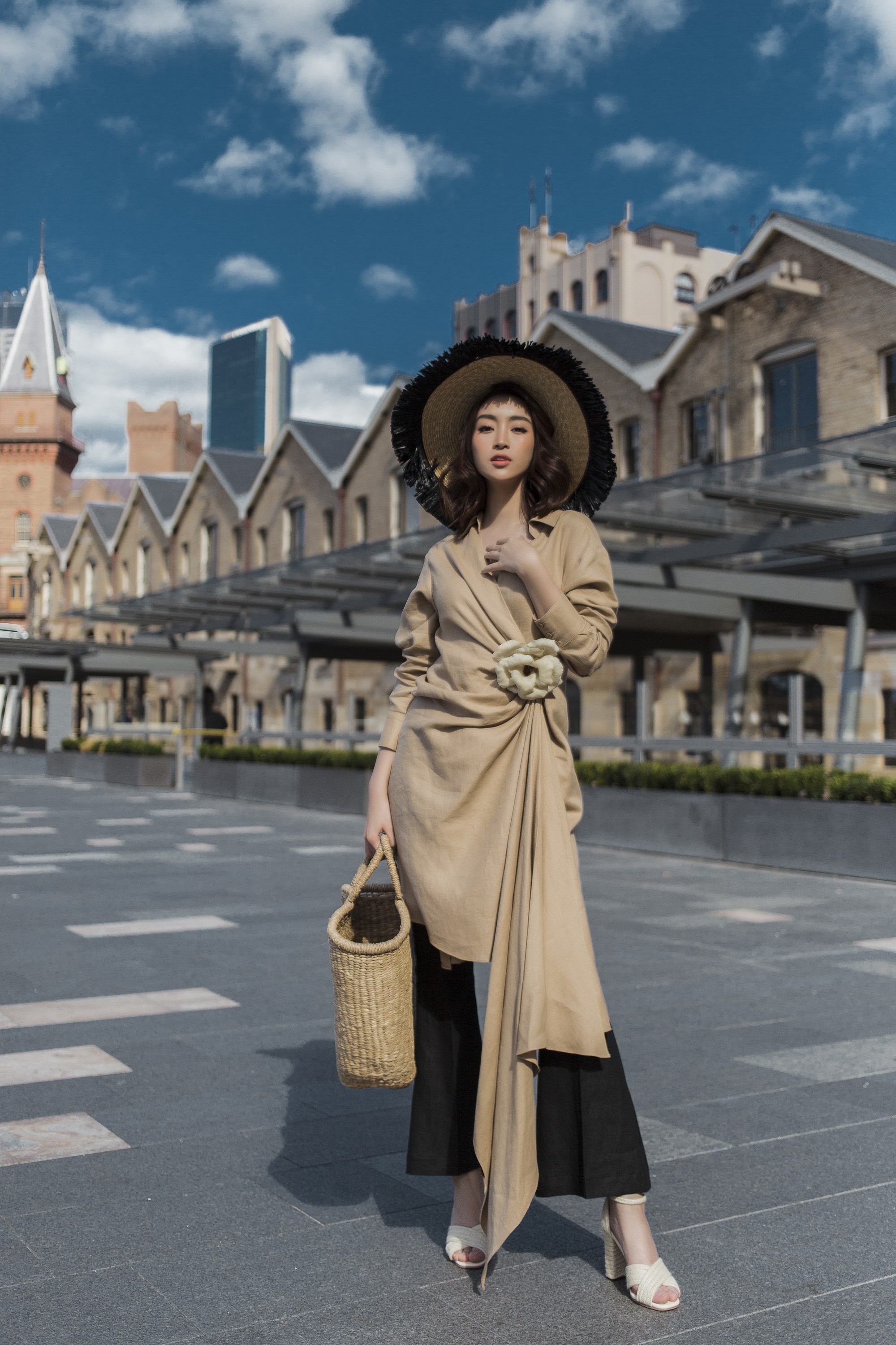 Chị em Hoa hậu Mỹ Linh - Tiểu Vy khiến ai cũng ngoái nhìn khi cùng dạo bước trên đường phố Sydney  - Ảnh 7.