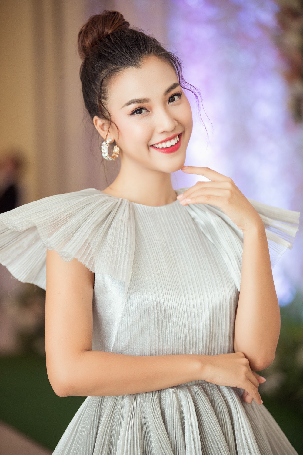 Hoàng Oanh cưa sừng làm nghé diện váy nhũ bạc nhiều tầng về lại trường cũ - Ảnh 4.