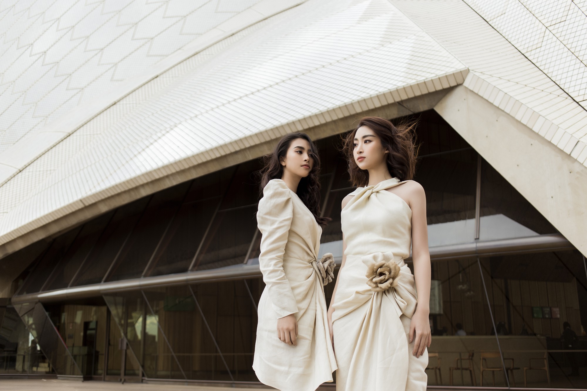 Chị em Hoa hậu Mỹ Linh - Tiểu Vy khiến ai cũng ngoái nhìn khi cùng dạo bước trên đường phố Sydney  - Ảnh 2.