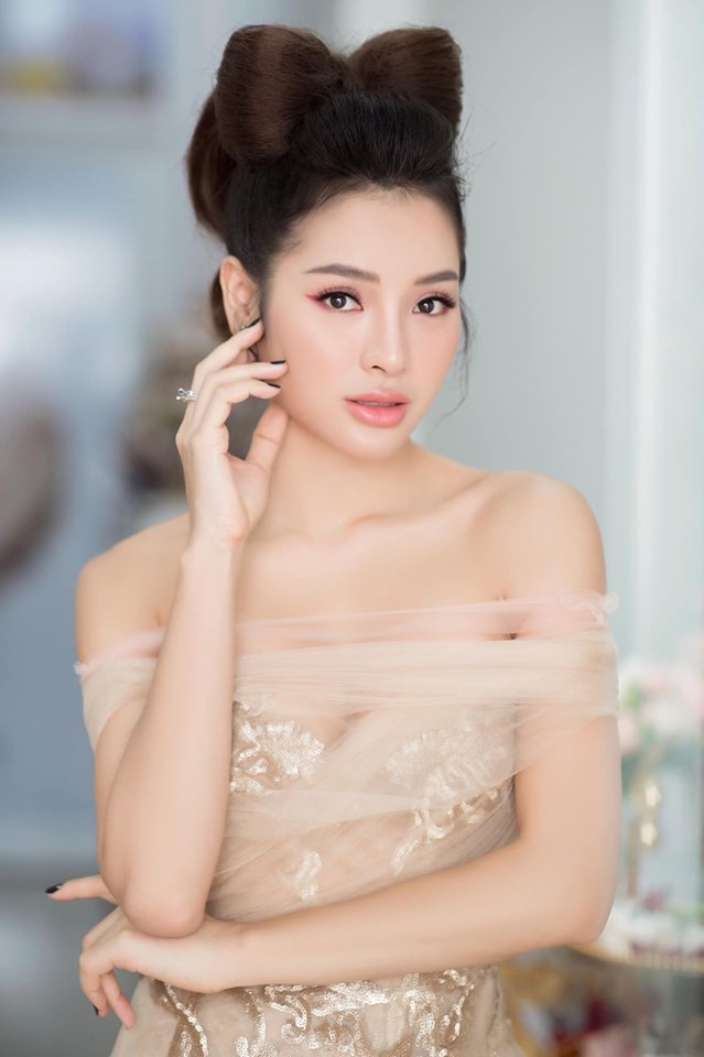 Chán làm nữ hoàng bikini, Phương Trinh Jolie hóa nàng mèo trong veo  - Ảnh 2.