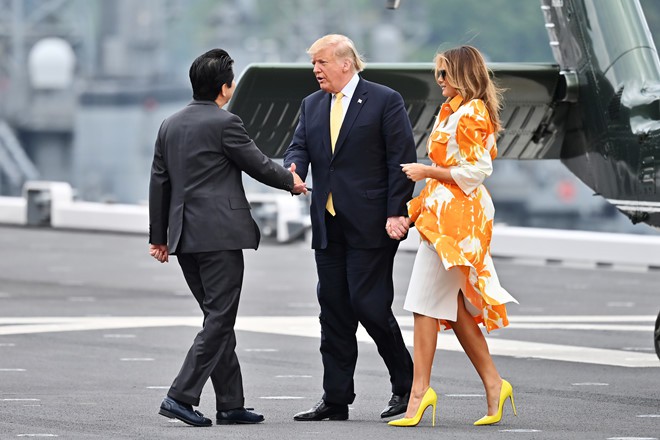 Hết thời bị vợ phũ phàng hất tay, Tổng thống Trump gây sốt với loạt khoảnh khắc tình bể bình cùng bạn đời trong chuyến thăm Nhật Bản - Ảnh 5.