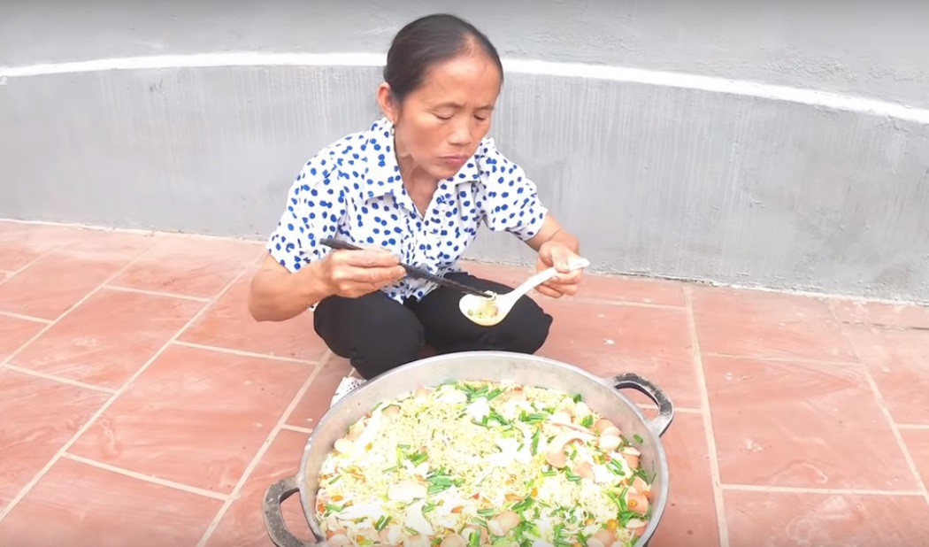 Bà Tân Vlog trở thành hiện tượng ở tuổi 60: Chuyện về lòng hiếu thảo của cậu con trai yêu mẹ - Ảnh 10.