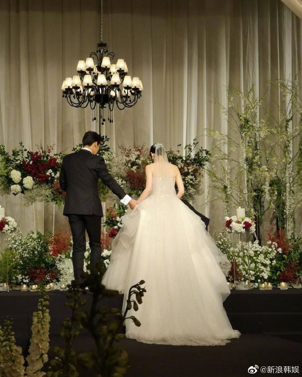Đám cưới Hoa - Hàn hot nhất hôm nay: Choo Ja Hyun hoá nữ thần diện váy cưới trắng tinh khôi, e ấp bên Vu Hiểu Quang - Ảnh 2.