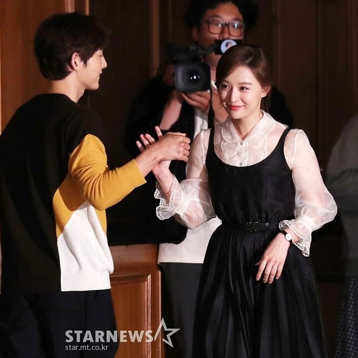 Đối xử với từ Song Joong Ki đến Lee Min Ho như anh em, nữ thần Hậu duệ mặt trời lại e thẹn vì 1 mỹ nam - Ảnh 12.