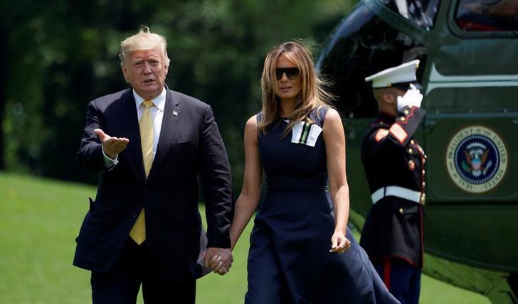 Hết thời bị vợ phũ phàng hất tay, Tổng thống Trump gây sốt với loạt khoảnh khắc tình bể bình cùng bạn đời trong chuyến thăm Nhật Bản - Ảnh 7.