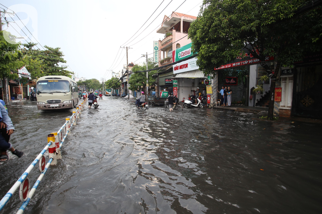 Mưa lớn kéo dài 30 phút, nhiều tuyến đường ở Sài Gòn ngập nặng, té xe, chết máy la liệt trong chiều 3/5 - Ảnh 7.