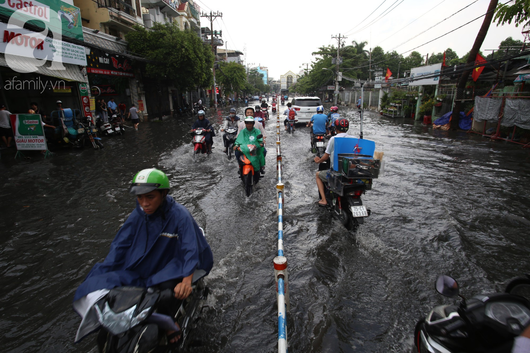 Mưa lớn kéo dài 30 phút, nhiều tuyến đường ở Sài Gòn ngập nặng, té xe, chết máy la liệt trong chiều 3/5 - Ảnh 6.